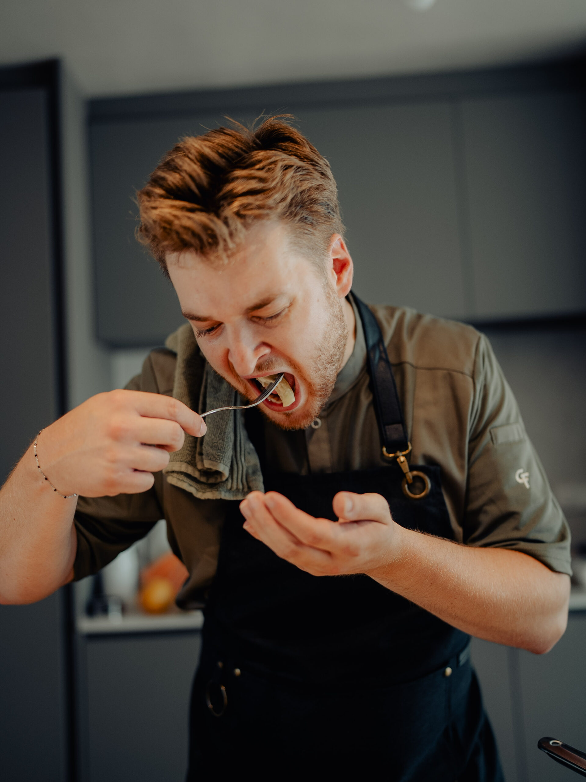Noah proeft al kokend een hap uit de pan